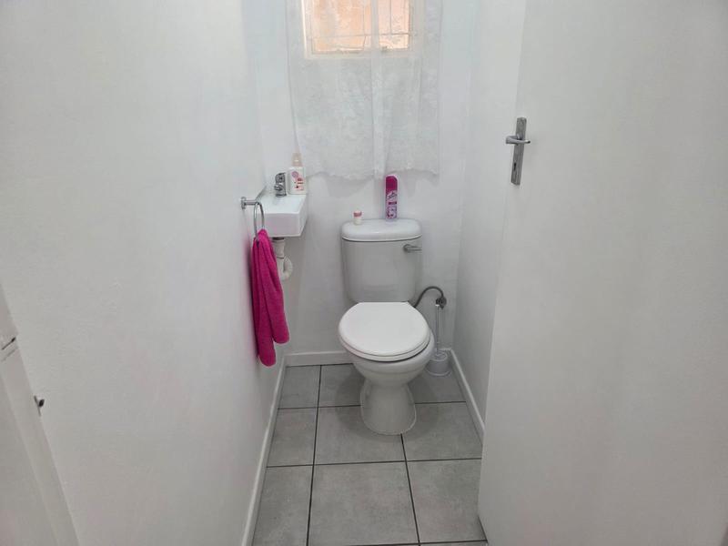 To Let 7 Bedroom Property for Rent in Bonnie Brae Western Cape